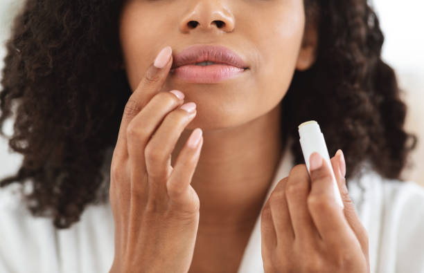 Aplicando hidratante labial