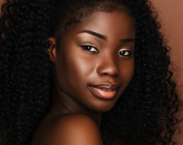 Maquiagem Simples: 60 ideias e poucos passos para treinar em casa - pele negra e glow