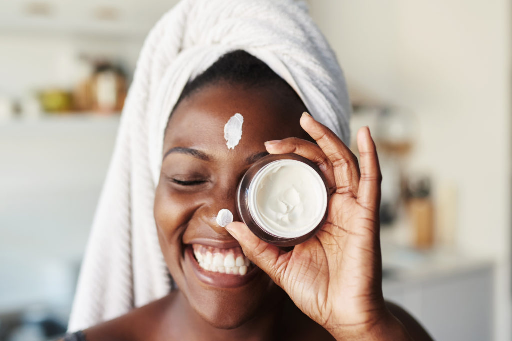 Guia básico de cuidados com a pele - aplicando hidratante facial